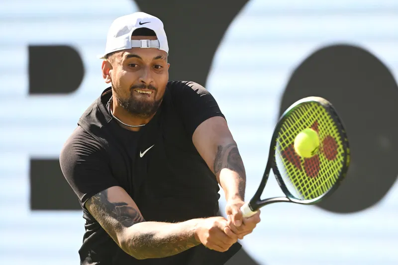 Nick Kyrgios Aumenta Su Burla hacia Jannik Sinner con un Irónico Comentario Navideño en Medio de la Controversia por Dopaje