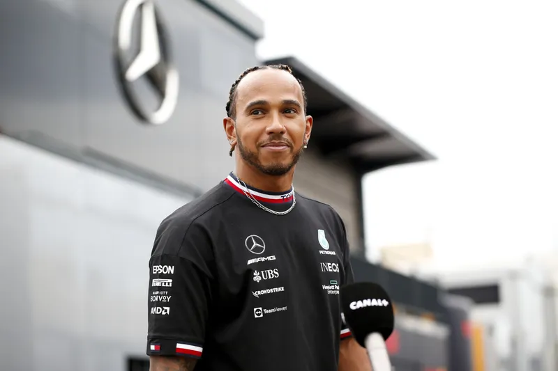 Hamilton ELIMINA tributo de despedida a Mercedes de su coche en el Gran Premio de Abu Dhabi