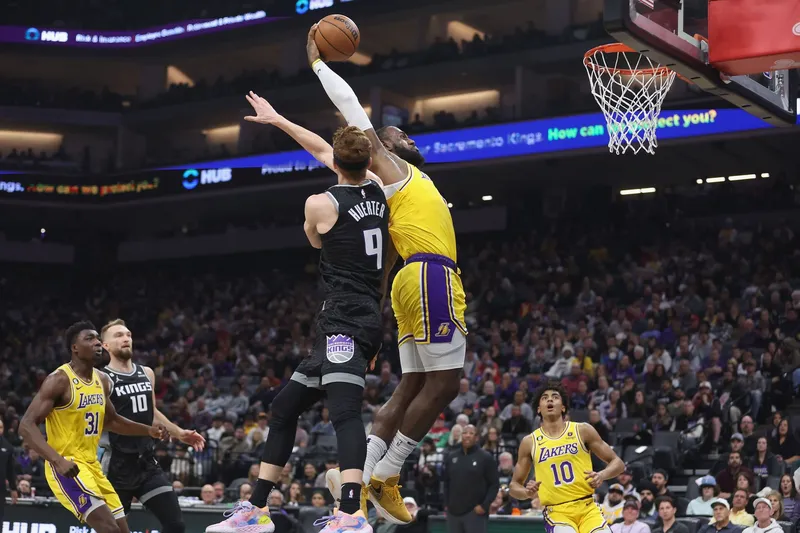 LeBron James se pierde su primer partido de la temporada por molestias en el pie izquierdo contra Portland