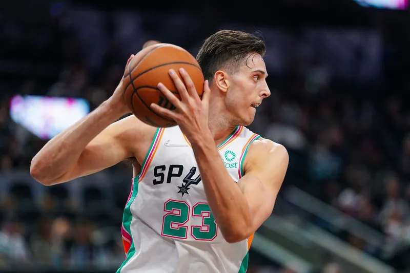 Zach Collins, jugador de los Spurs, multado por insultar a un árbitro tras su expulsión