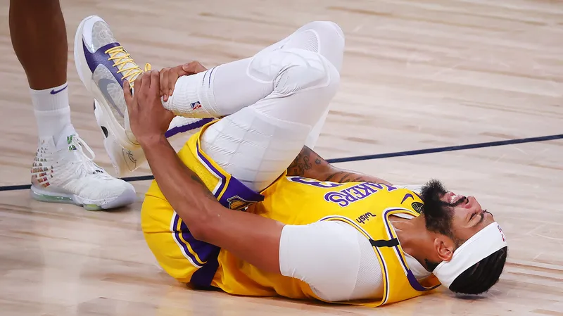 ¡Alerta en los Lakers! Anthony Davis se retira por lesión ocular tras un espectacular bloqueo ante los Raptors