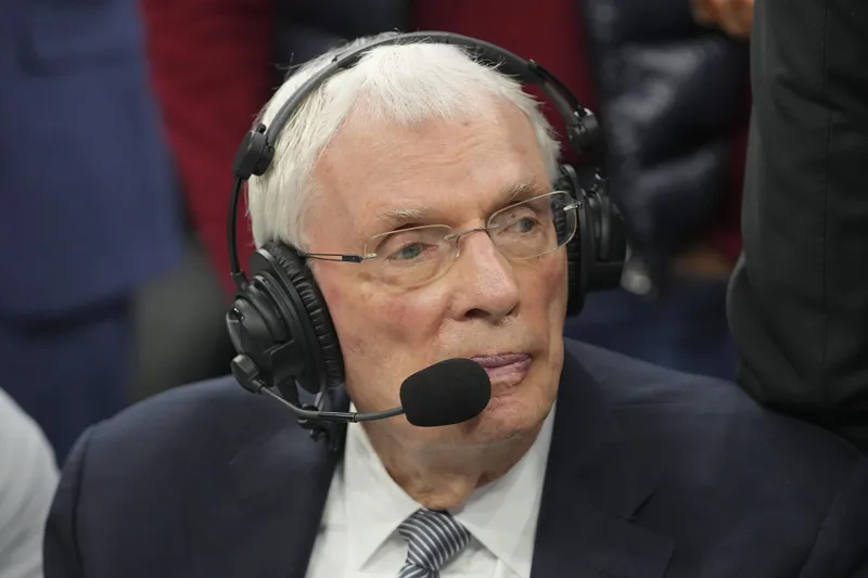 El legendario comentarista Hubie Brown, de 91 años, se despide tras la temporada 2024-25