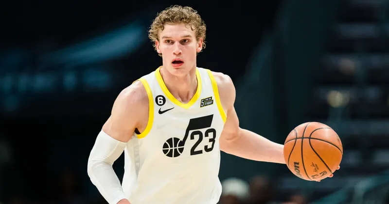 Lauri Markkanen de los Jazz se retira del partido por contusión en la rodilla izquierda