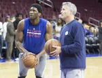 Joel Embiid se somete a pruebas por problemas en la rodilla mientras los 76ers siguen en crisis