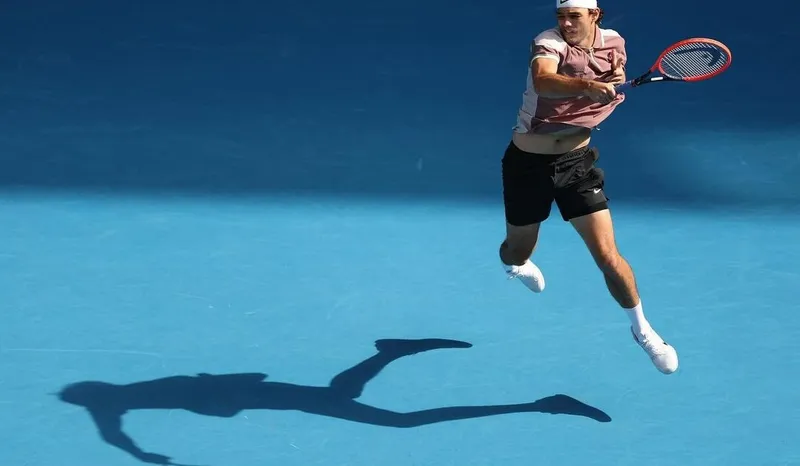 Taylor Fritz ofrece actualización sobre su lesión antes de la tercera ronda del Abierto de Australia tras hiperextenderse la rodilla en su última victoria