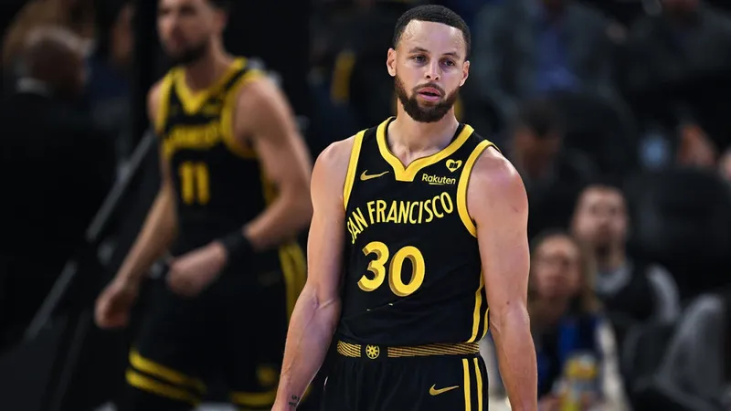 Curry se someterá a una resonancia tras torcerse el tobillo en la derrota ante los Clippers