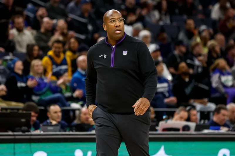 Los Kings despiden a Mike Brown: Entrenador fuera de Sacramento tras un inicio de temporada de 13-18, según informes