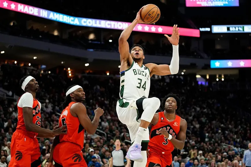 Giannis logra su primer triple-doble de la temporada, pero falla el tiro decisivo ante los Hornets