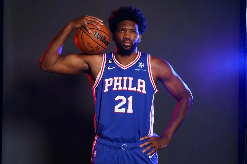 ¡Tensión en la cancha! Joel Embiid se enfrenta a un reportero por una historia sobre su familiar fallecido