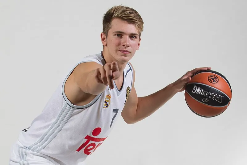 Luka Dončić podría debutar con los Lakers el lunes contra los Jazz