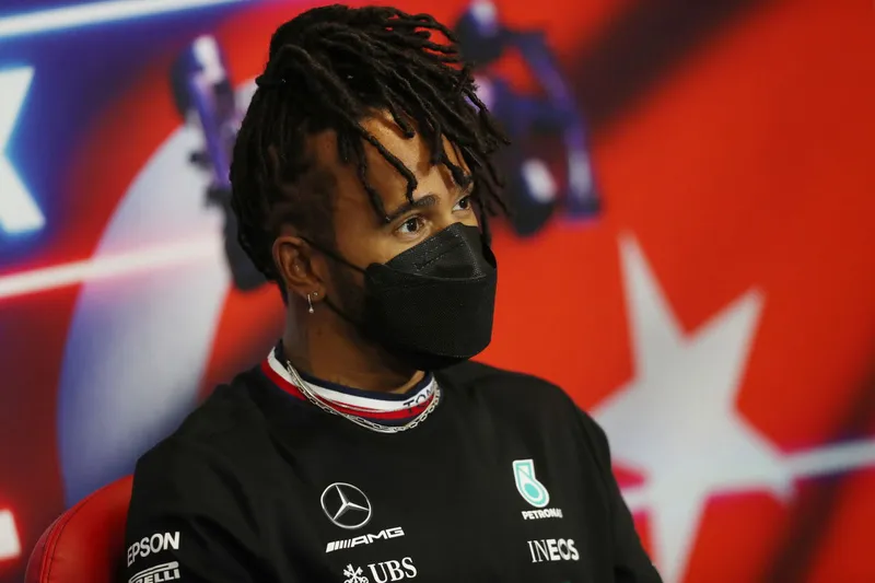 Ex piloto de F1 asegura que la presión está afectando a Hamilton