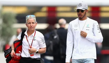 "Angela Cullen se Reencuentra con Lewis Hamilton: Primeras Imágenes de Ferrari Reveladas"