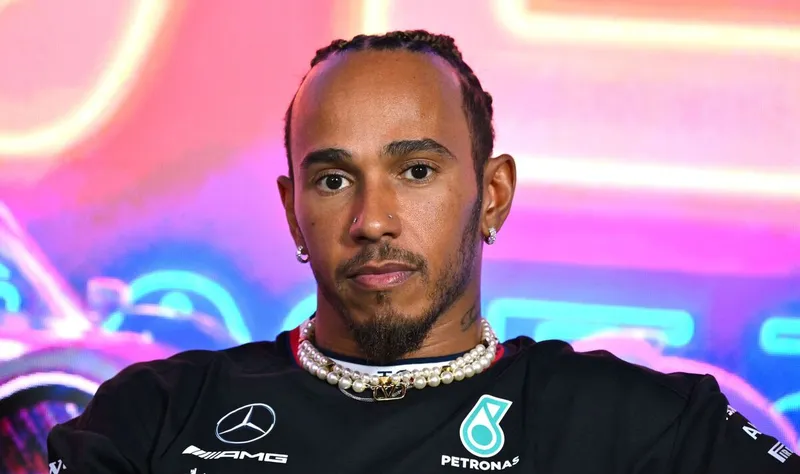 Hamilton desafía al CEO de la F1 con una gran exigencia en vivo