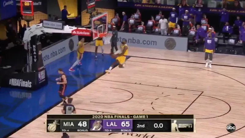 Mira: LeBron James de los Lakers realiza un impresionante mate en windmill sobre Dereck Lively II de los Mavericks