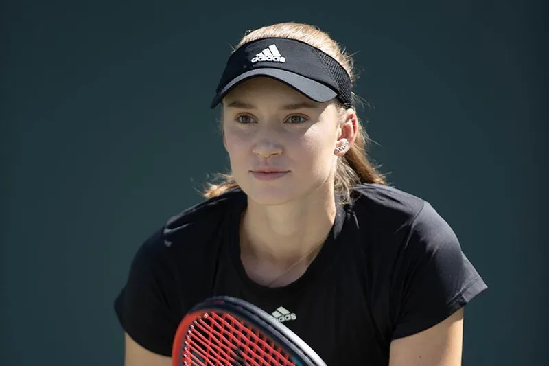 Elena Rybakina arrasa en su debut en el Abierto de Australia, ganando con solo dos juegos perdidos