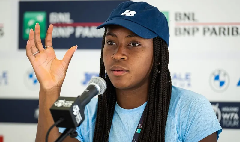 Coco Gauff se rinde ante la belleza de Paige Lorenze, la novia de Tommy Paul, que roba miradas