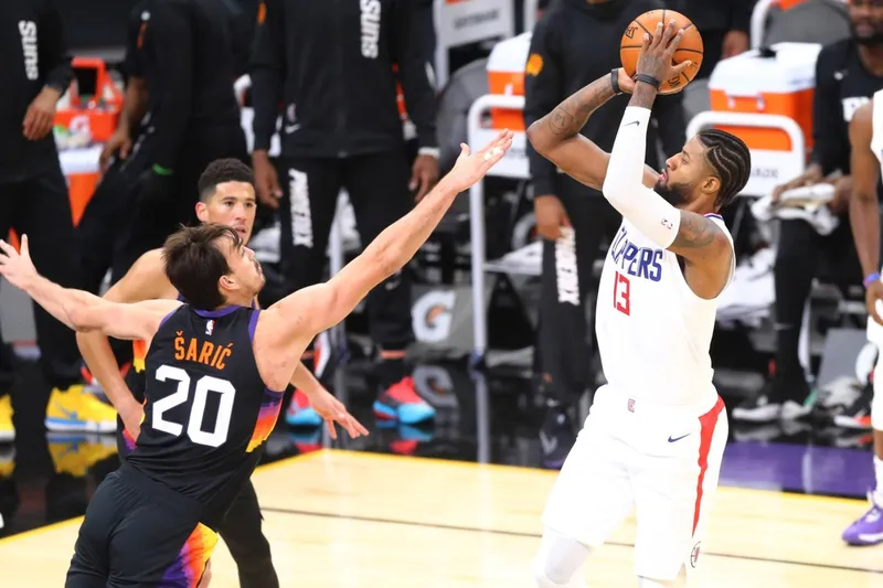 Paul George analiza los problemas de los 76ers: falta de hábitos de equipo contendiente en playoffs