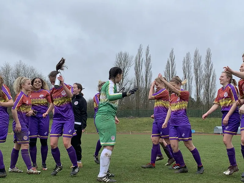 La liga femenina de fútbol en Londres excluye a jugadora somalí musulmana por su vestimenta