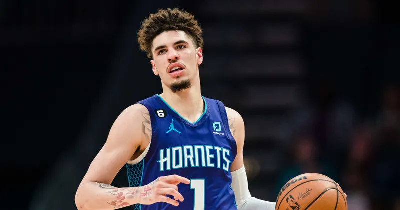 LaMelo Ball de los Hornets multado con $100,000 por comentario inapropiado tras victoria sobre los Bucks