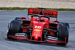 "Leclerc Mantiene a Ferrari en la Cima Tras Inesperada Bandera Roja en las Pruebas de F1"