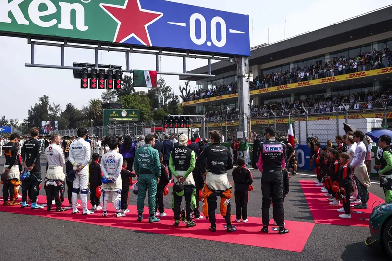 ¡Una estrella de la F1 recibe un honor excepcional mientras se acerca una decisión crucial!