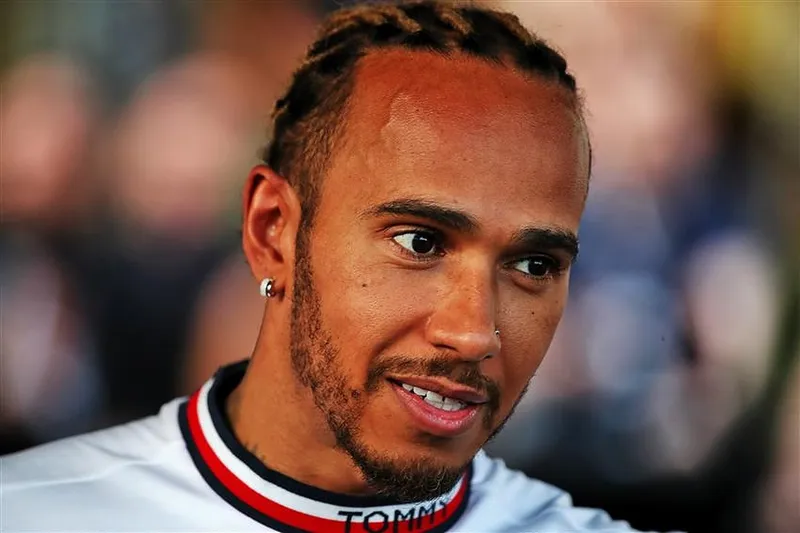 Lewis Hamilton envía un mensaje a los 'hombres mayores y blancos' que lo critican