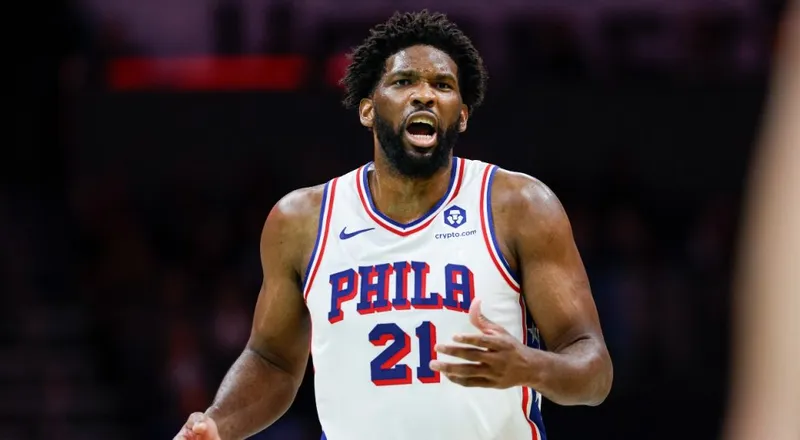 Joel Embiid se recupera de caída previa al partido y guía a los Sixers a una victoria de 118-114 sobre los Celtics