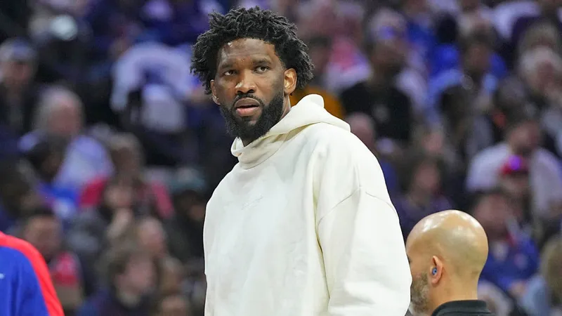 Embiid defiende su compromiso con la ciudad: 