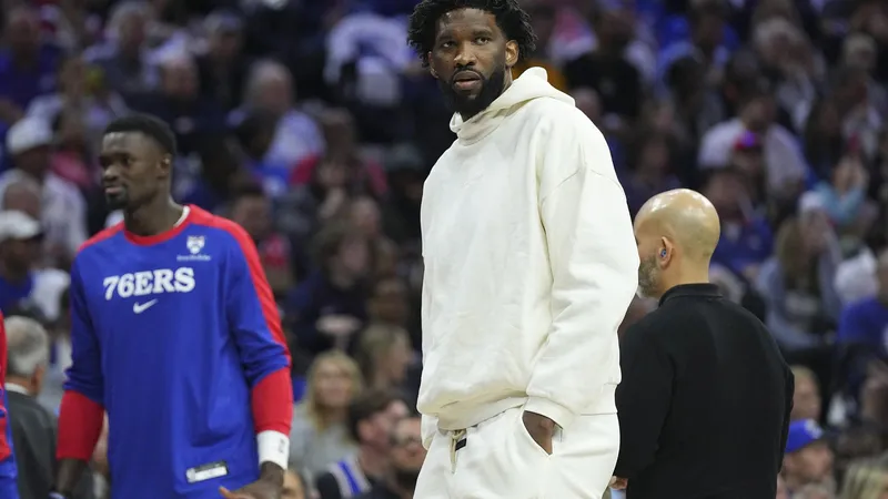 Los Sixers multados con $100K por comentarios sobre la salud de Joel Embiid