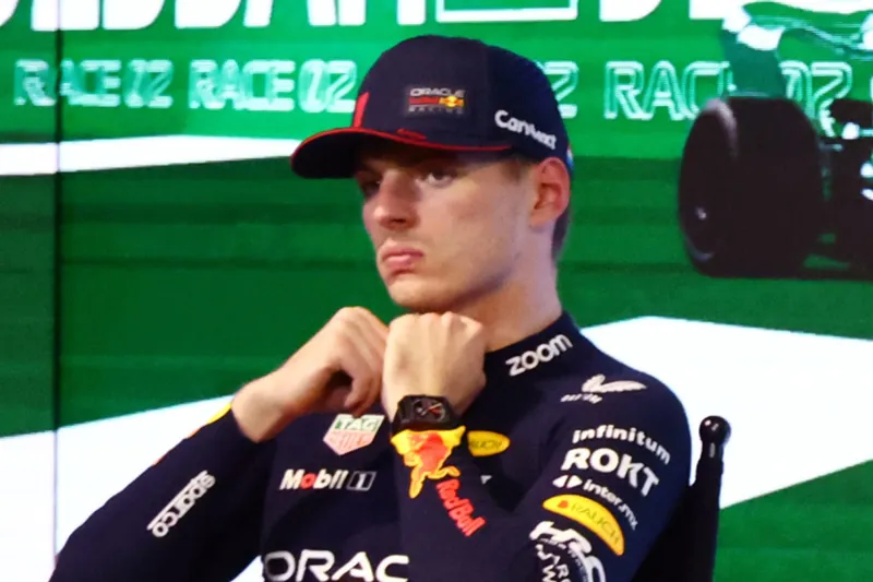 Verstappen sufre tras la paliza de Red Bull ante sus rivales en la F1