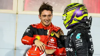 Lewis Hamilton sigue a Charles Leclerc en el último día de pruebas de F1: Comparativa de tiempos Ferrari vs McLaren