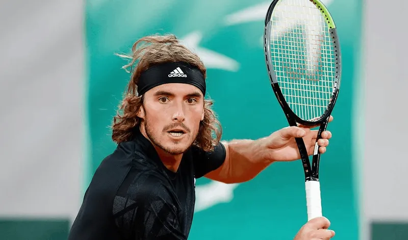 Tsitsipas lucha y avanza en París, mientras Mannarino elimina a Paul