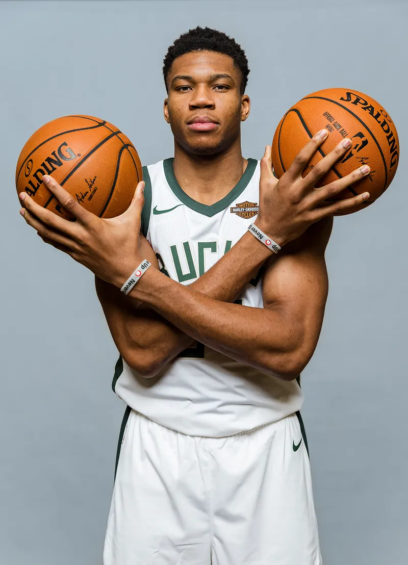 Giannis Antetokounmpo y Nikola Jokić encabezan las primeras votaciones de los aficionados para el All-Star de la NBA 2023, presentado por AT&T