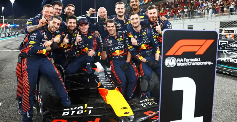 Pista sobre el piloto de Red Bull 2025 revelada en una conferencia de prensa editada de F2