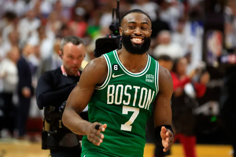 Jaylen Brown de los Celtics multado con $25,000 por gesto 'inapropiado'