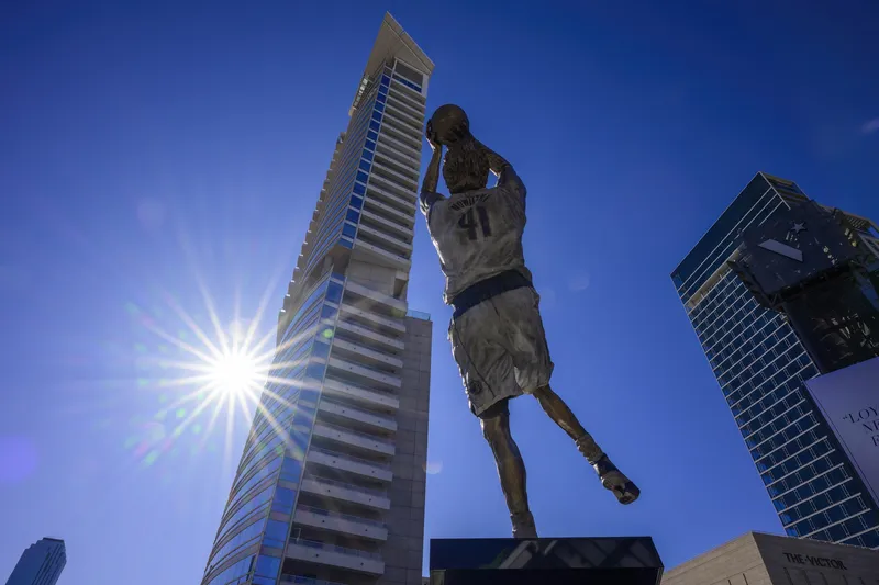 Los Heat rinden homenaje a Dwyane Wade con una estatua en el Kaseya Center de Miami