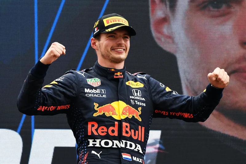 Max Verstappen habla sobre la especulación de un posible cambio al equipo Mercedes en la F1 2024