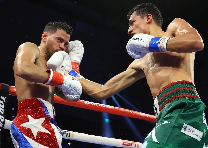 Rafael Espinoza se consagra como héroe mexicano en su primer combate contra Robeisy Ramírez