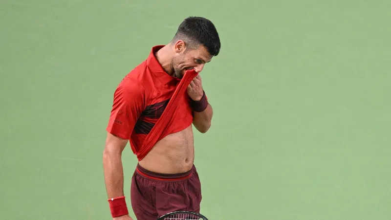 Novak Djokovic pierde los estribos y discute con el árbitro tras recibir una advertencia en el Masters de Shanghái