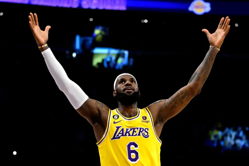 LeBron James supera el récord de Kareem Abdul-Jabbar en minutos jugados en temporada regular