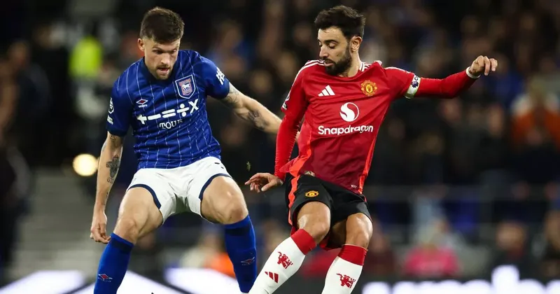 Fútbol Diario: Resumen de la Jornada - Manchester United supera a Ipswich, Arsenal tropieza y Liverpool se distancia 13 puntos