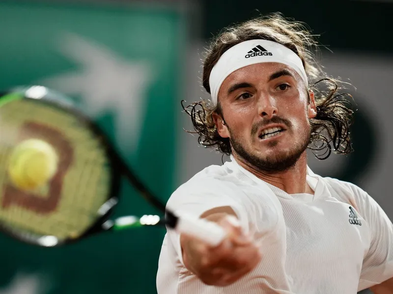 Tsitsipas arranca con victoria en París y mantiene vivas sus esperanzas de Turín