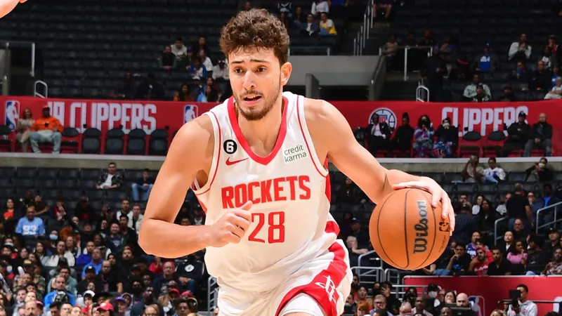 Alperen Sengun brilla con un doble-doble en la victoria de los Rockets