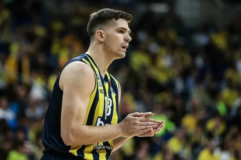 Tarik Biberovic se retira del partido contra Zalgiris por lesión