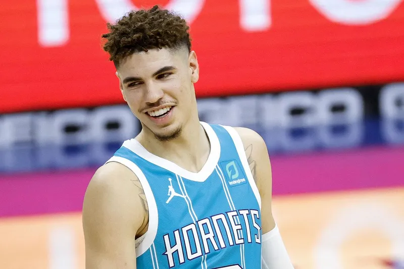 La NBA multa a LaMelo Ball de los Hornets con 100 mil dólares por un comentario ofensivo