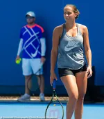 Madison Keys Brilla de Orgullo Tras su Éxito en el Abierto de Australia: Marca de Mil Millones Rinde Homenaje Emotivo