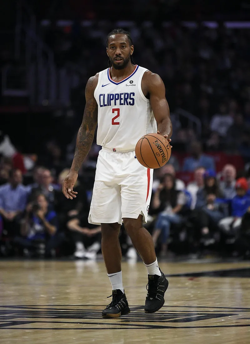 Kawhi Leonard de los Clippers deja el equipo para ayudar a su familia afectada por incendios forestales: informe