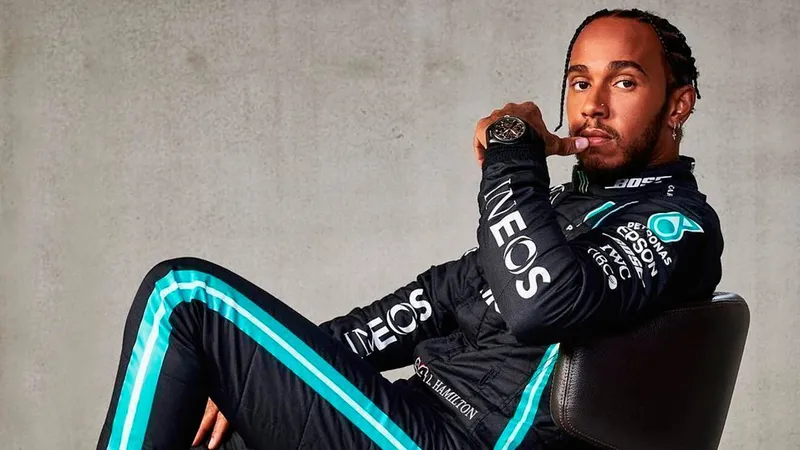 Revelación del compromiso de Lewis Hamilton con Mercedes y explicación de su posible cambio a Ferrari