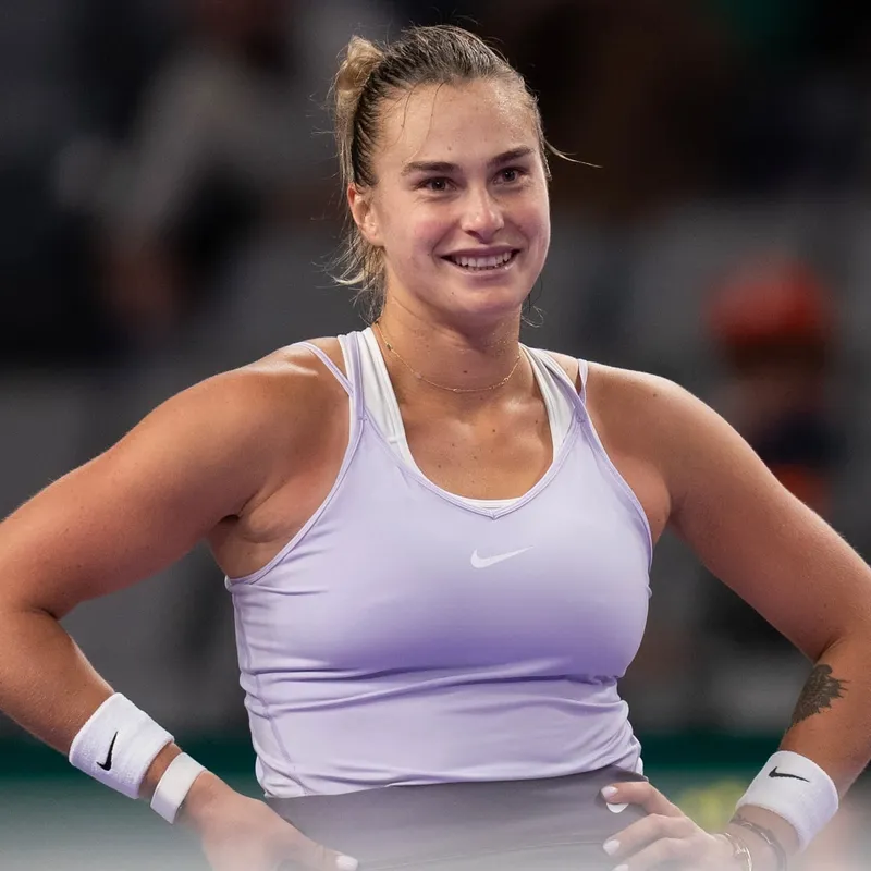 La Inquebrantable Determinación de Aryna Sabalenka: Cómo Superó la Adversidad y la Tragedia Personal, Según un Insider del Tenis Americano