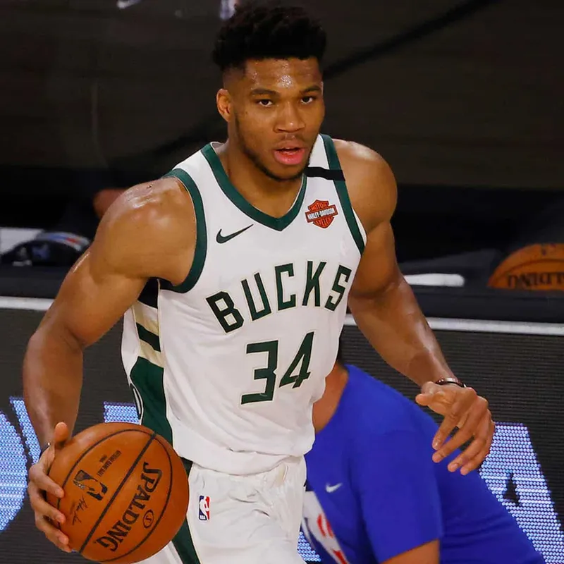 Giannis Antetokounmpo lidera a los Bucks hacia la victoria